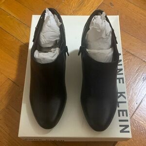 Woman's Anne Klein Black Leather Sophie Boot Size 6M